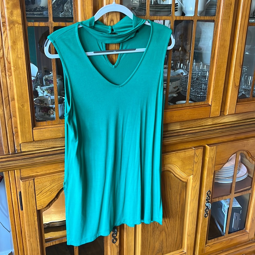 💚 Emerald Green Flowy Tank (L) 💚